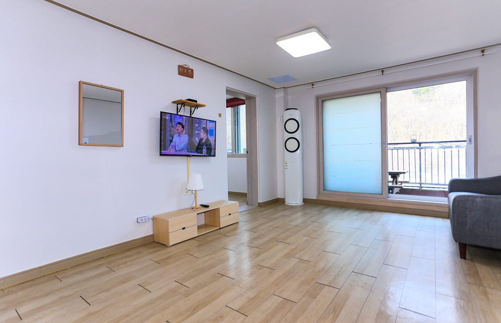 mainroom01