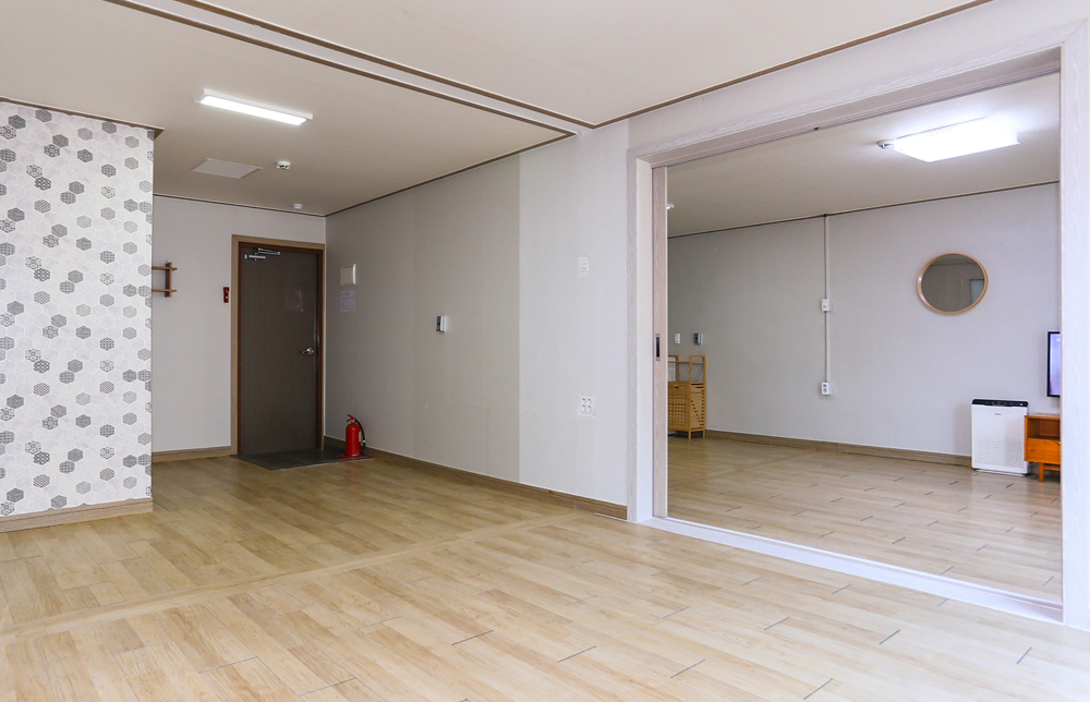 mainroom05